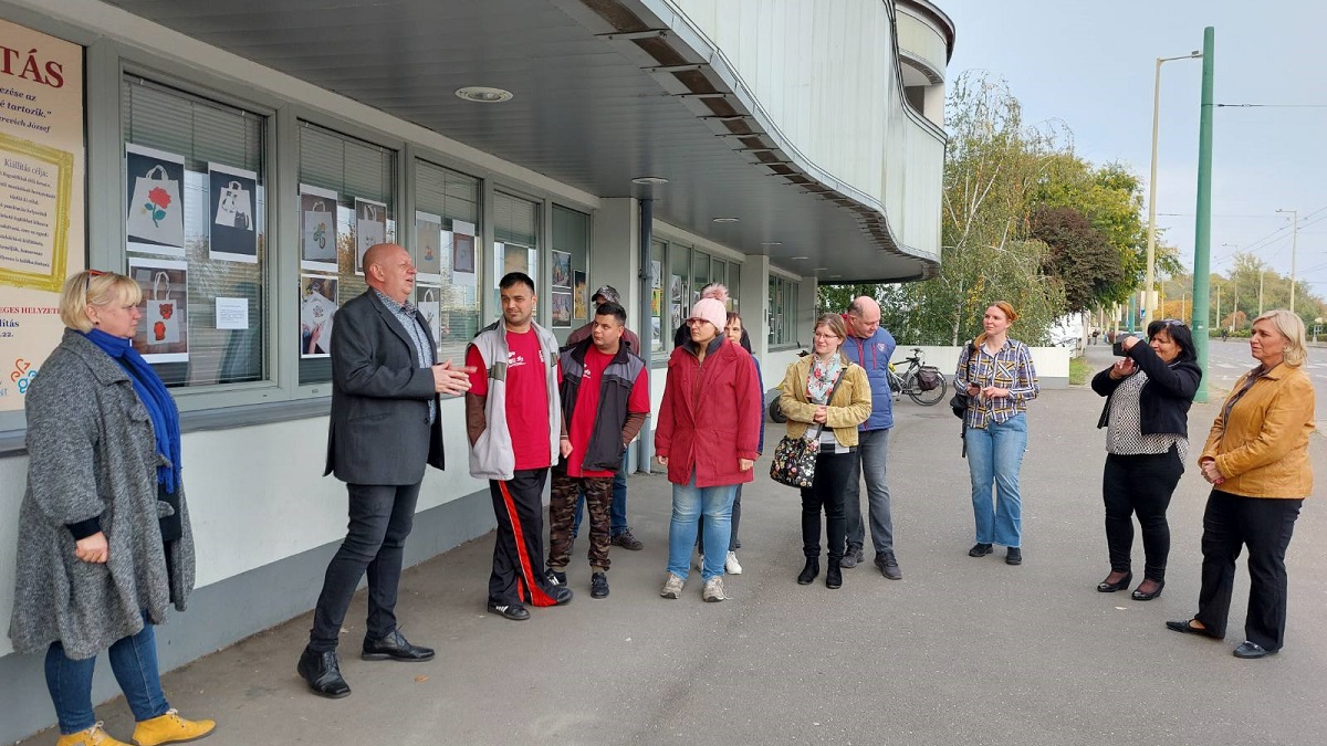ALKOTÁSOK AZ ABLAKBAN – HORIZONT REHABILITÁCIÓS KÖZHASZNÚ ALAPÍTVÁNY CSAKAZÉRTIS KIÁLLÍTÁS
