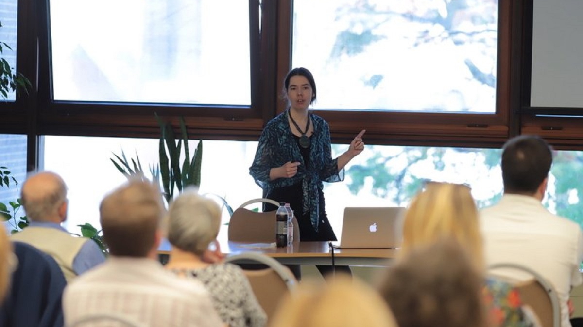 Dr. Schirm Anita : Manipulatív szóképek - ONLINE ELŐADÁS