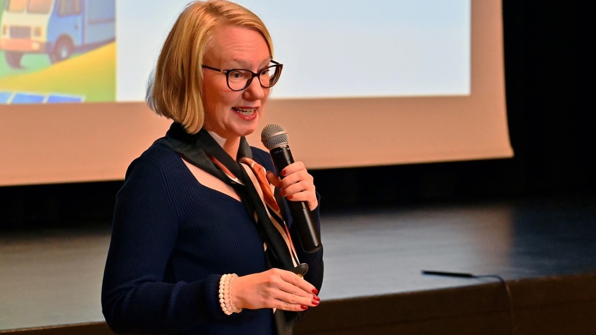 Klausz Melinda: Valódi vagy kamu?- Hogyan védjük meg magunkat és gyerekeinket az online világban?