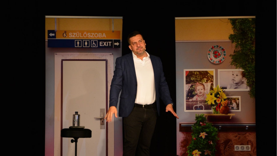 Hogyan értsük félre a nőket? - Csányi Sándor egyszemélyes vígjátéka újra Szegeden! 2023.05.03.